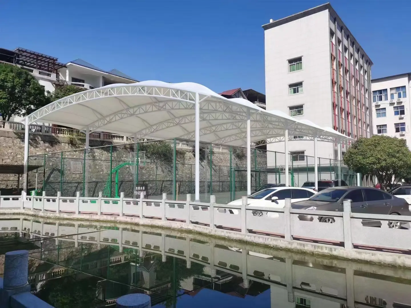 贵州关岭园区停车棚总在漏水生锈？源头膜结构厂家：按本地气候选材，避开三大坑