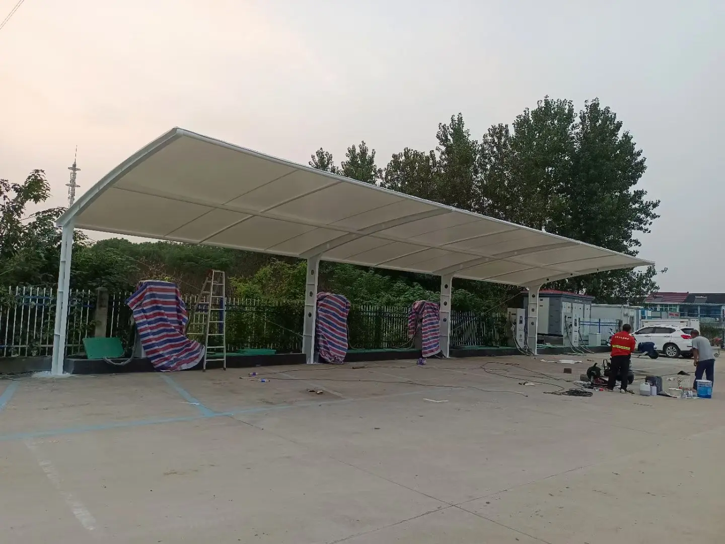贵州关岭膜结构工程科普：山地多雨强紫外线环境，停车棚选材别只看低价